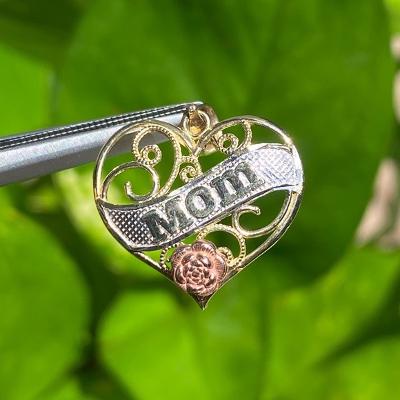 10kt “mom” heart ❤️ pendant - Picture 1 of 15